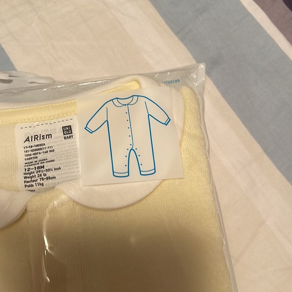 Uniqlo onesie (12-18 month) - Picture 2 of 3